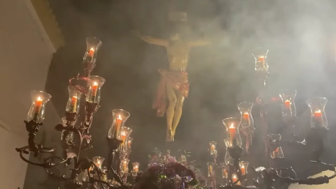 El Stmo. Cristo del Calvario a su paso las calles cañeteras. Foto: Beconet TV El Stmo. Cristo del Calvario a su paso las calles cañeteras. Foto: Beconet TV