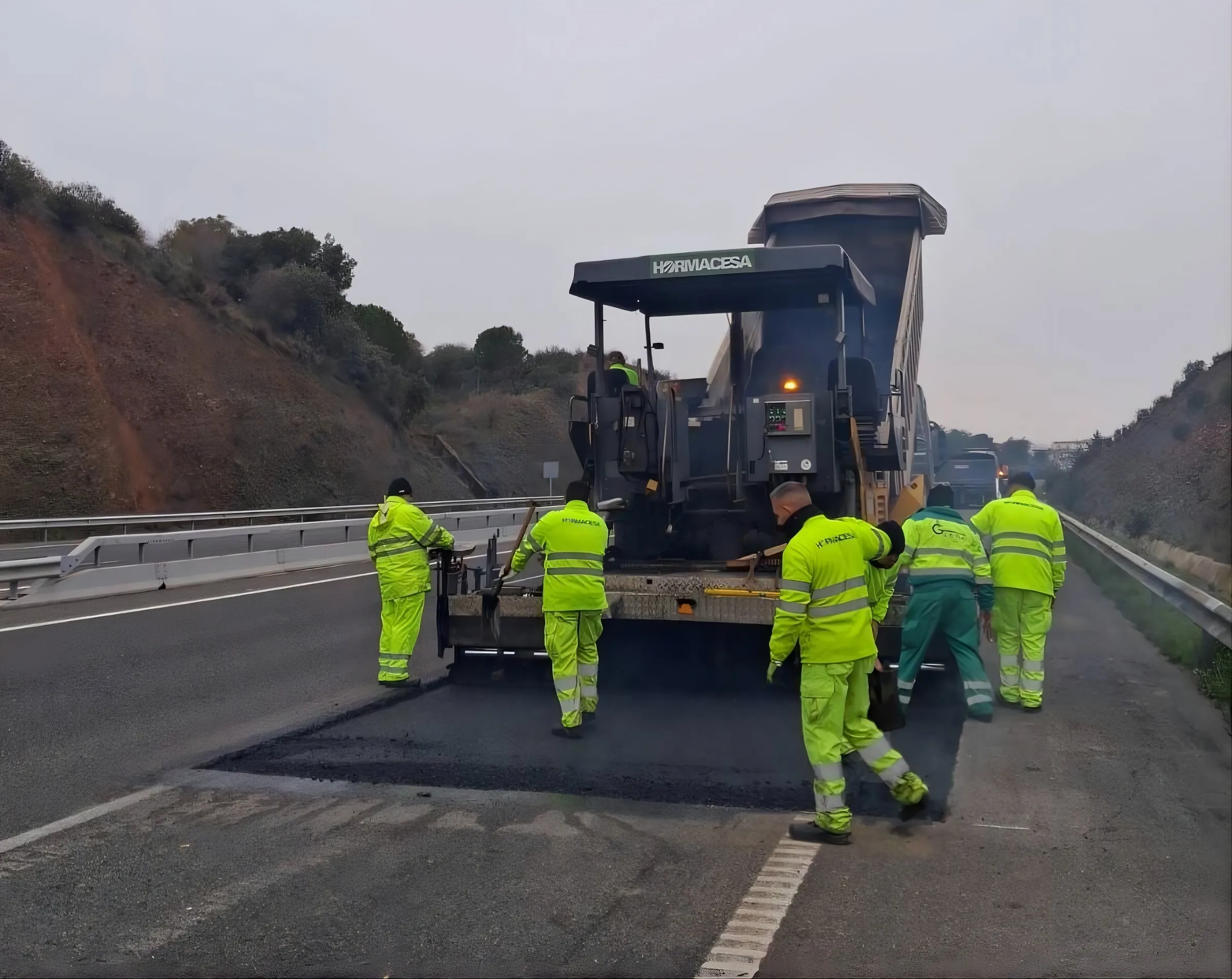 Trabajos de parcheo en la Autovía A-4 tras las lluvias