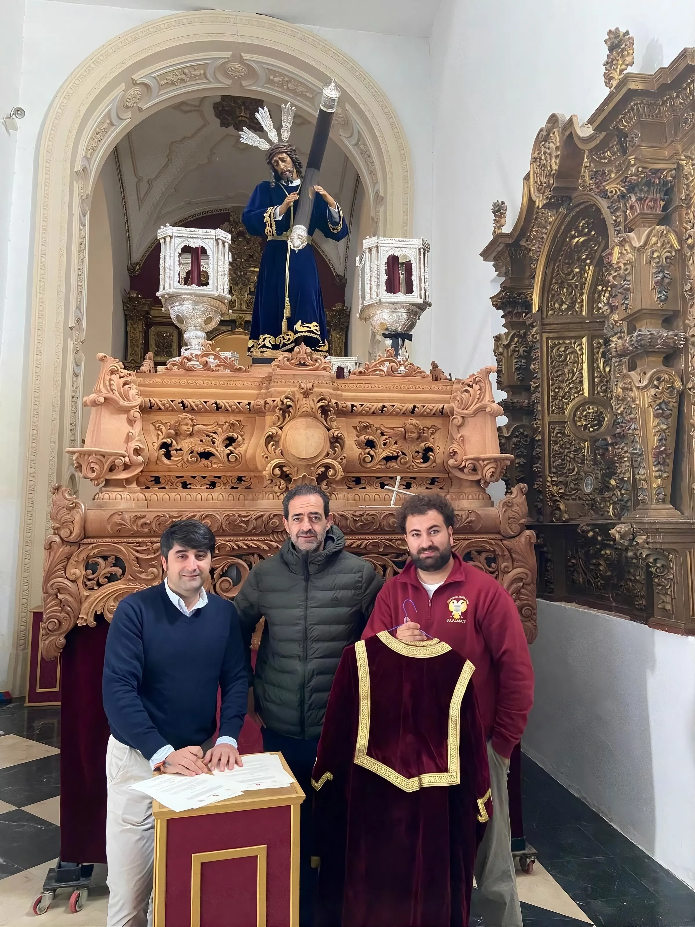 Bujalance cede un traje histórico de macero a la Hermandad del Gran Poder