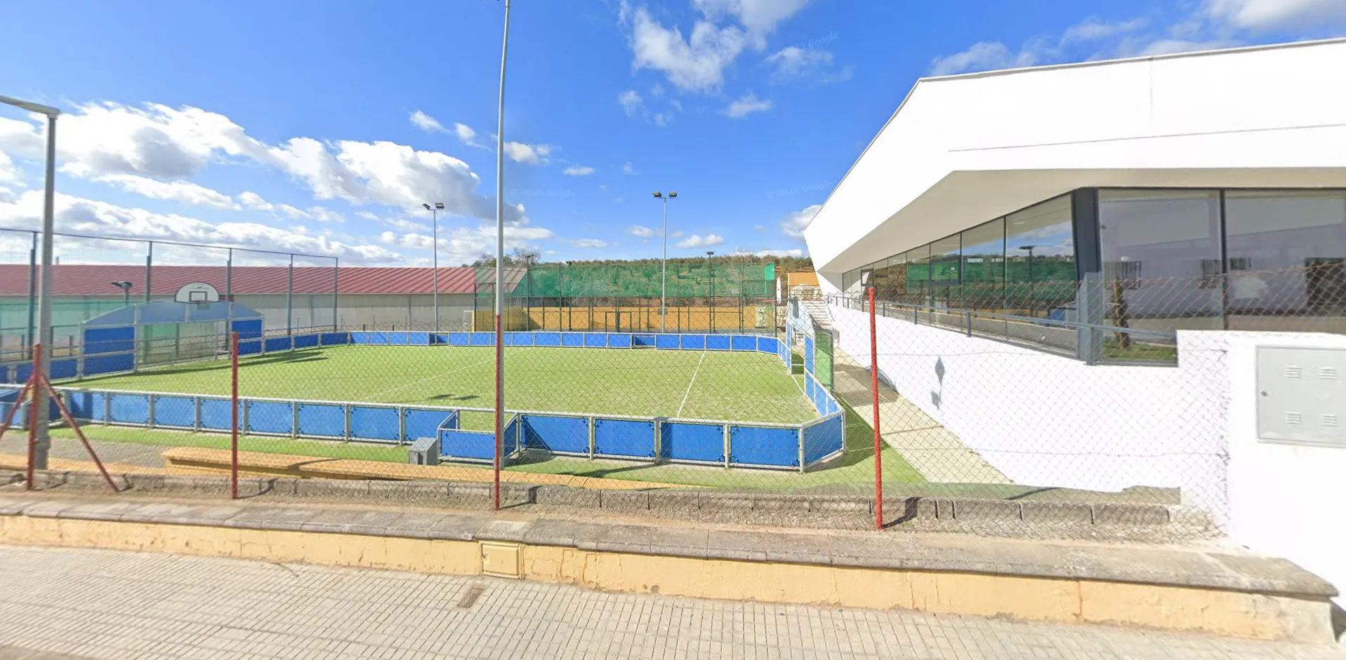 Vista exterior de las pistas deportivas 'El Cerrillo' de Villafranca de Córdoba