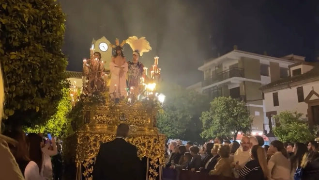 El pueblo cautivado ante el paso del Señor. Foto: Beconet TV