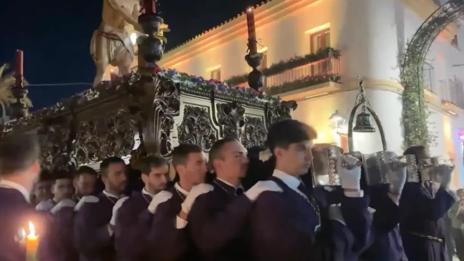 Portadores de la Hdad. de los Morados. Foto: Beconet TV.