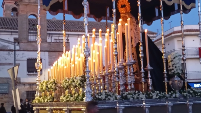 Ntra. Sra. del Amor y Aguas Santas haciendo su salida. Foto: Diego Mesones.