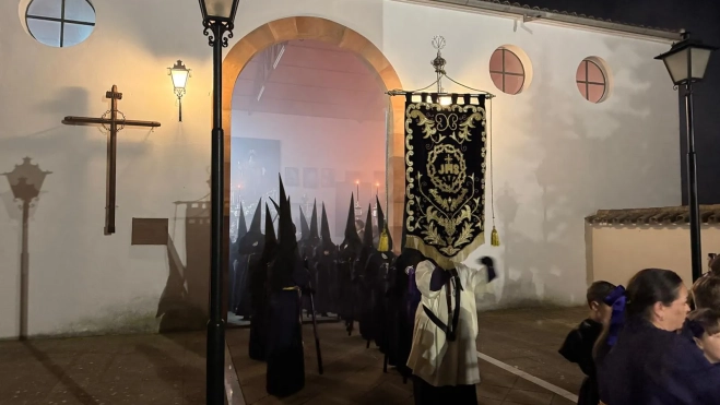 La comitiva saliendo de la Ermita. Foto: Andrés Tena.