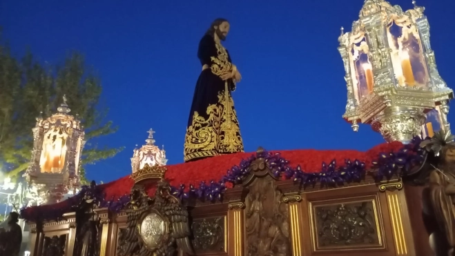 Jesús del Prendimiento ante el anochecer carpeño. Foto: Diego Mesones.