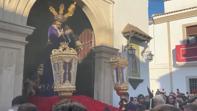 Ntro. Padre Jesús Nazareno haciendo su salida. Foto: Beconet TV Ntro. Padre Jesús Nazareno haciendo su salida. Foto: Beconet TV