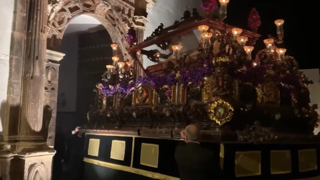 El Santo Sepulcro se dispone a entrar en el templo. El Santo Sepulcro se dispone a entrar en el templo.