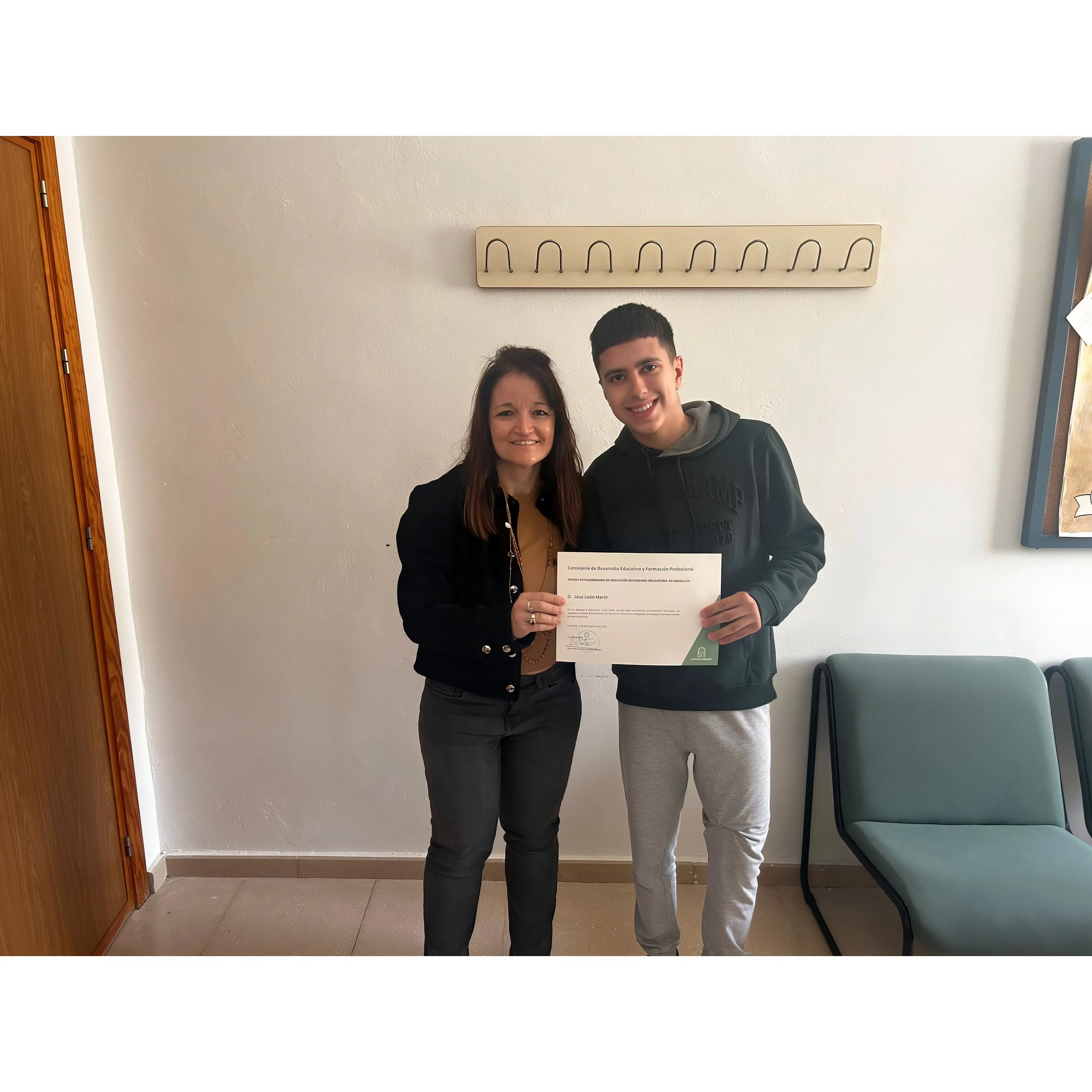 Jose León Marín, a la derecha, recibió el premio extraordinario ESO de Andalucía