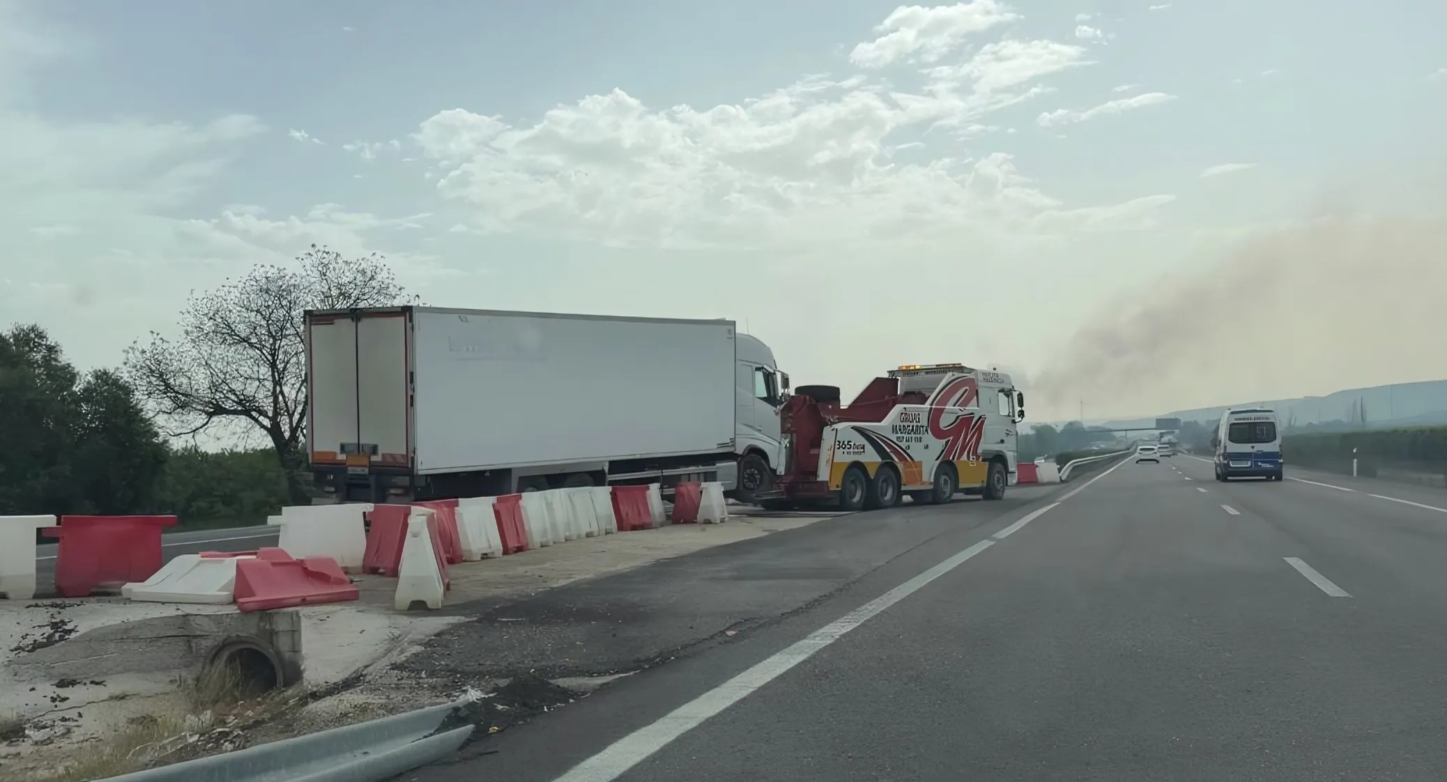 El camión ha invadido el carril izquierdo de la calzada