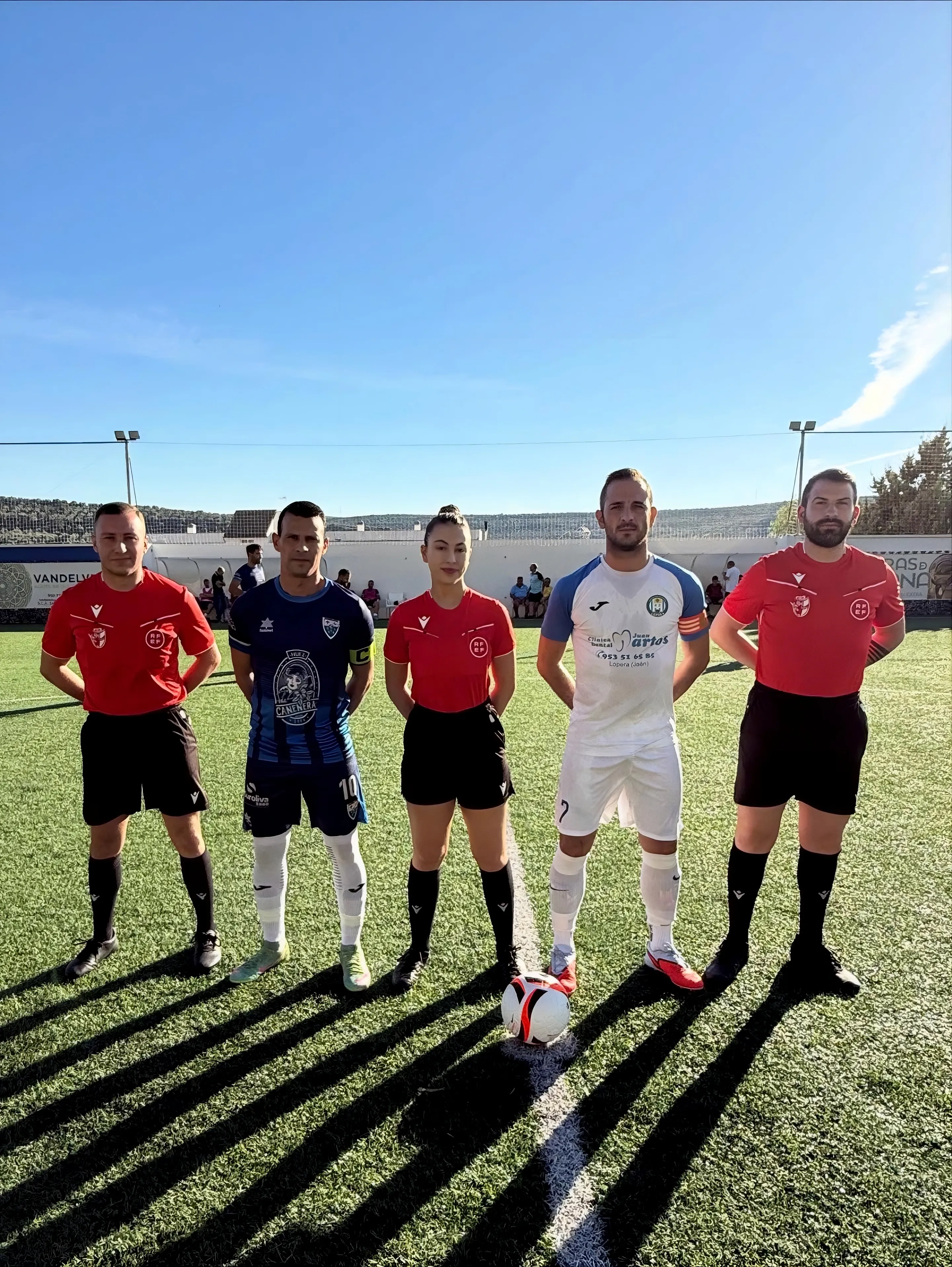 Foto de los capitanes del Canena y Lopera en uno de los partidos de liga regular esta temporada