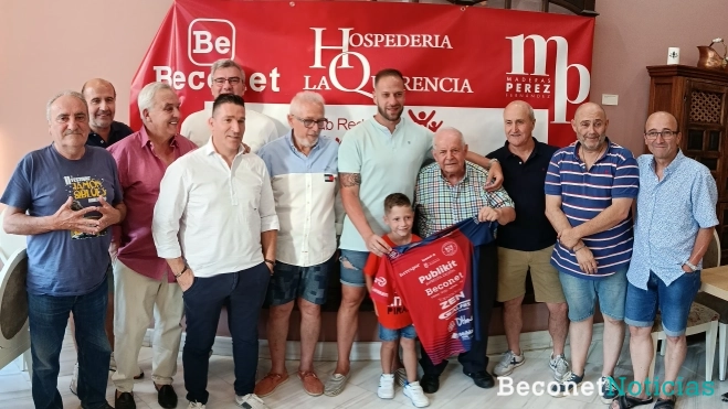 Solano posa con la junta directiva.