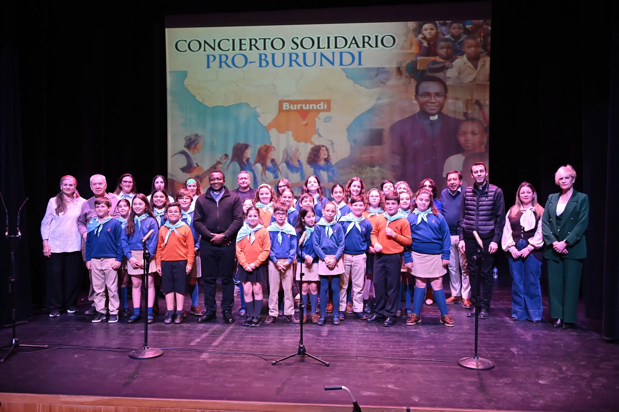 El coro del colegio Divina Pastora formó parte del elenco de artistas que participaron en el concierto