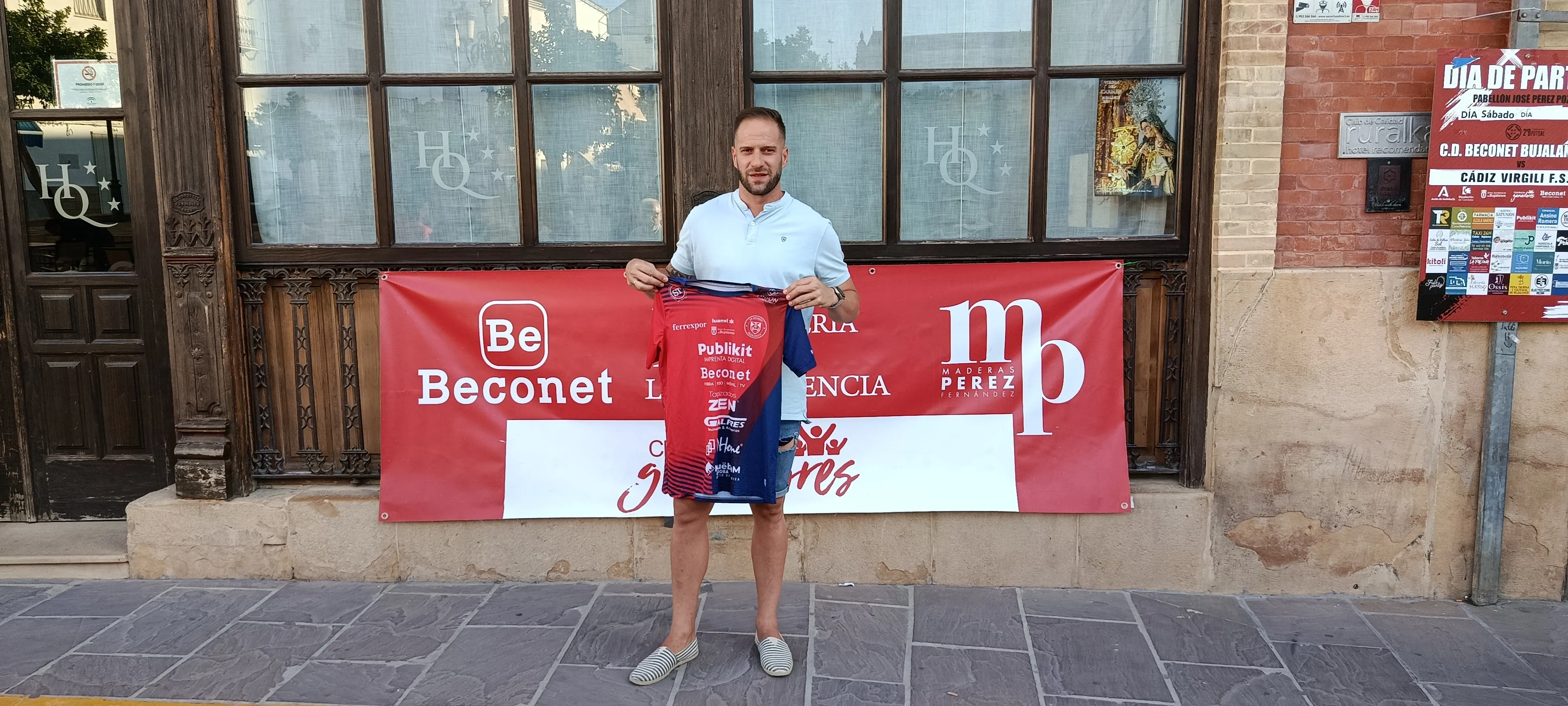 Solano posa con la camiseta del CD Beconet Bujalance FS