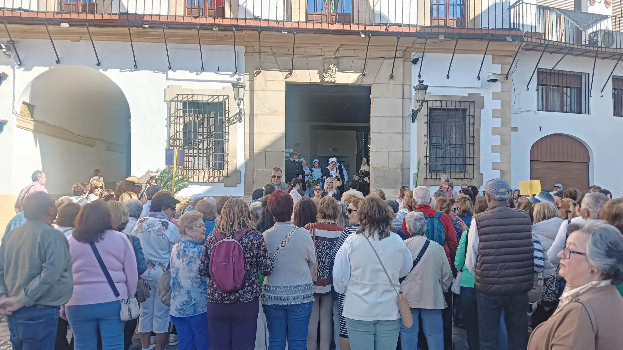 Alumnado adulto de distintos municipios del Alto Guadalquivir participa en el Encuentro Intercentros celebrado en Bujalance, que reunió a cerca de 400 personas en una jornada de convivencia y actividades culturales.