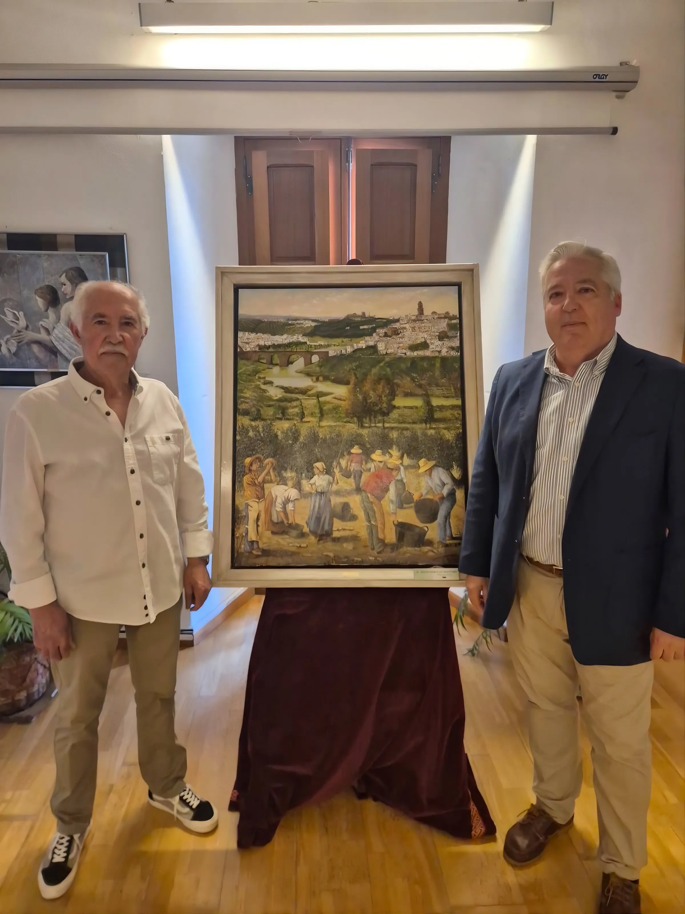 El artista Antonio Solórzano, durante la inauguración de su exposición en la Oficina de Turismo de Montoro