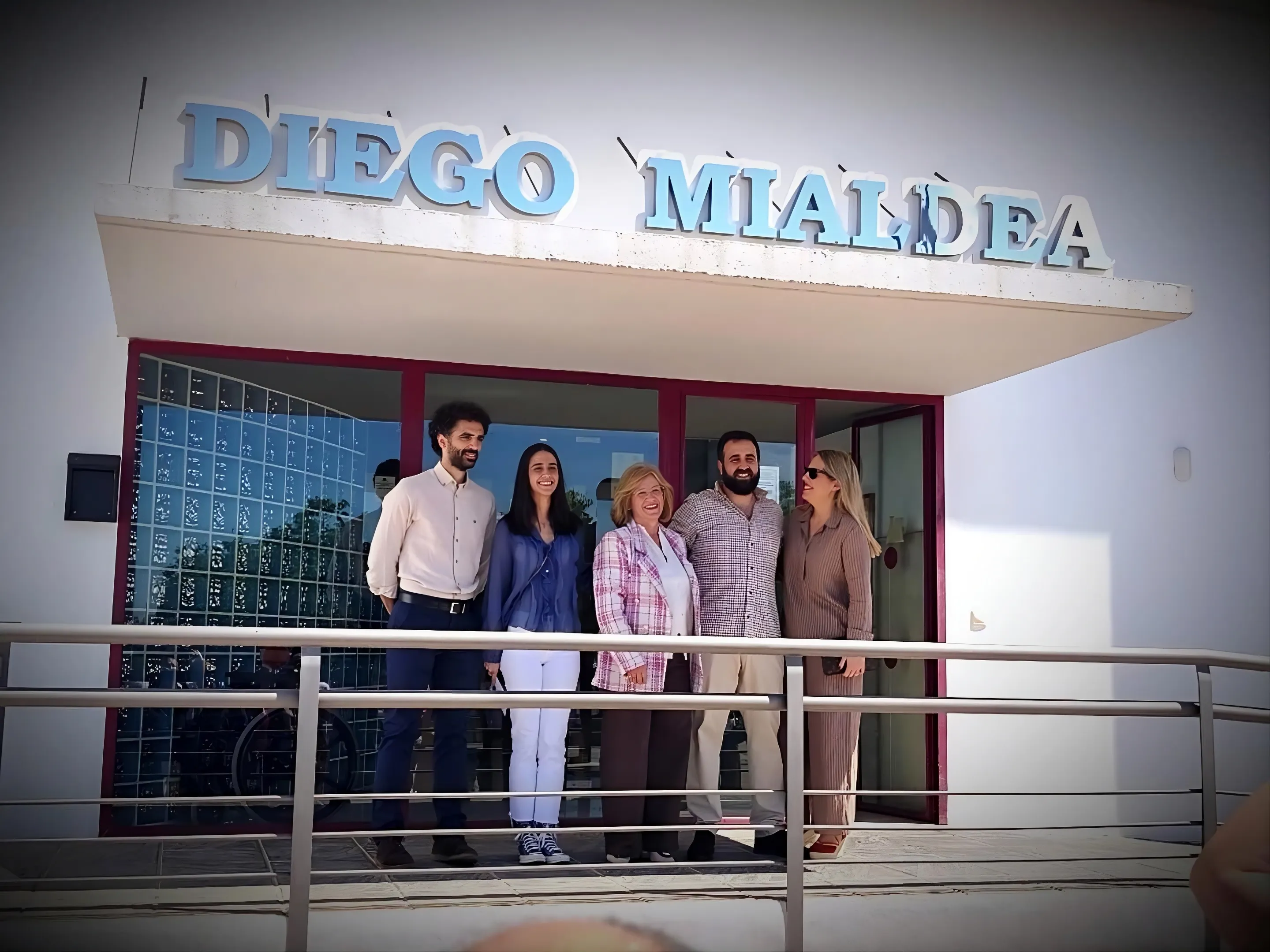 Familiares de Diego Mialdea durante el acto de rotulación del centro de salud