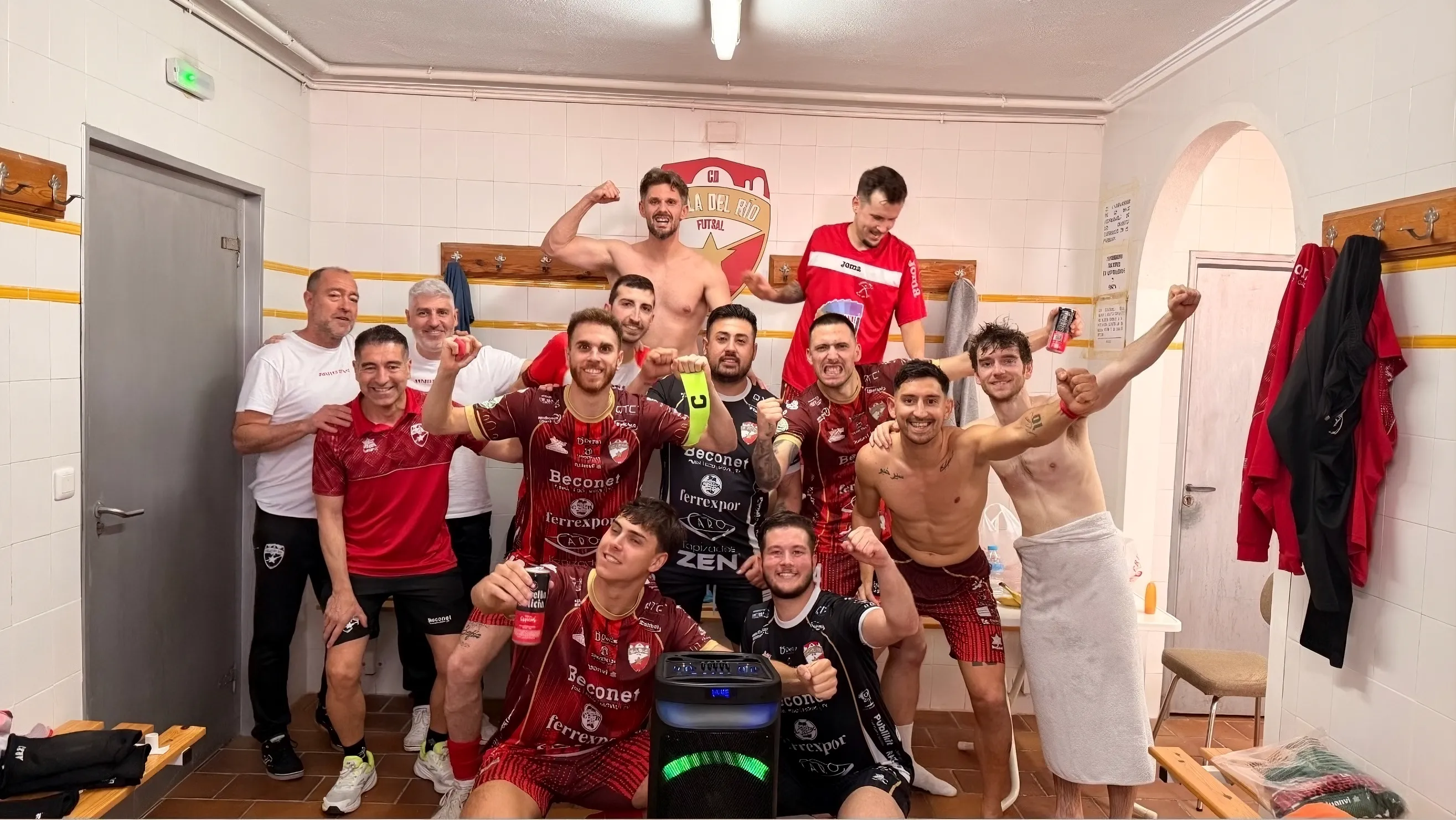 La celebración en el vestuario del Villa del Río Futsal, que tiene en su mano salvarse en la última jornada