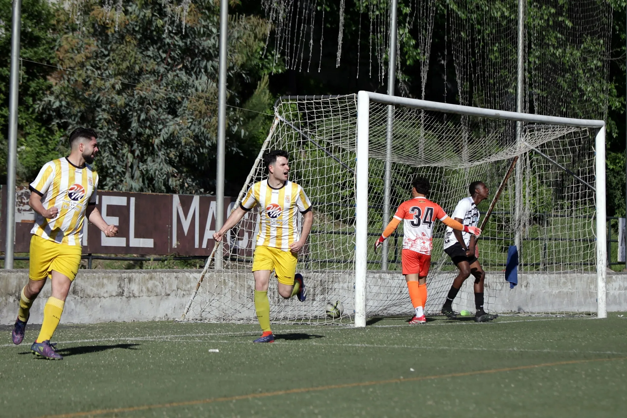 El Carpio C.F. celebra un gol ante el Belalcázar. Foto: Paquito Muñoz