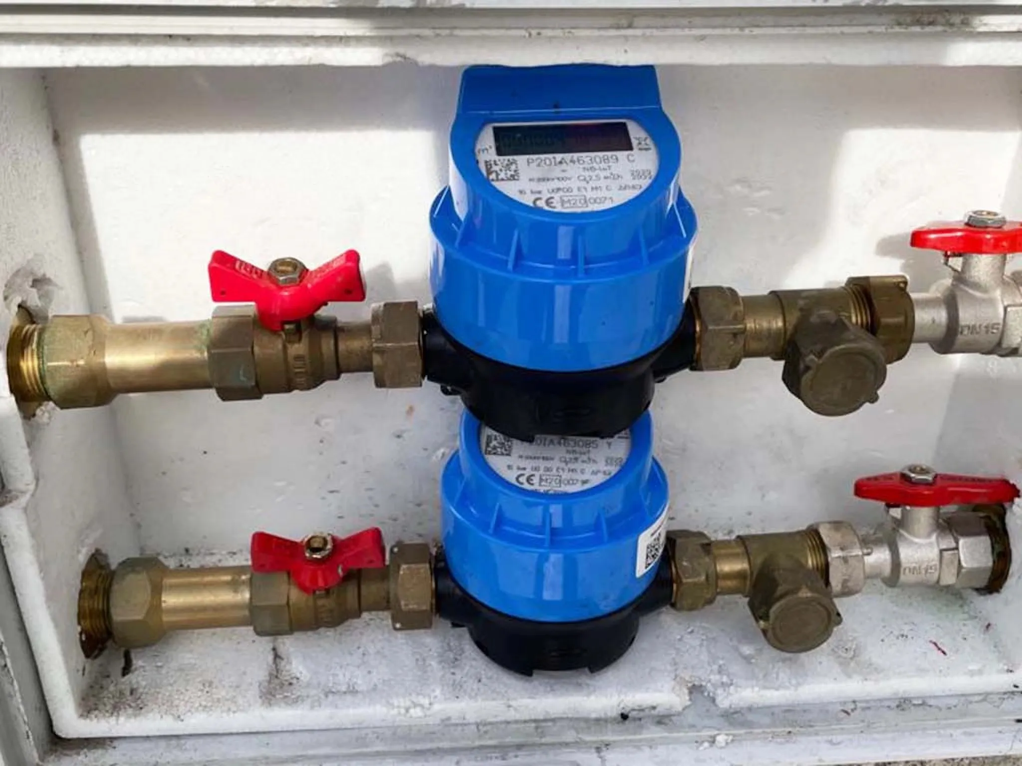 Contadores de agua en una vivienda, uno de los puntos clave en la detección de fraudes en la red de suministro