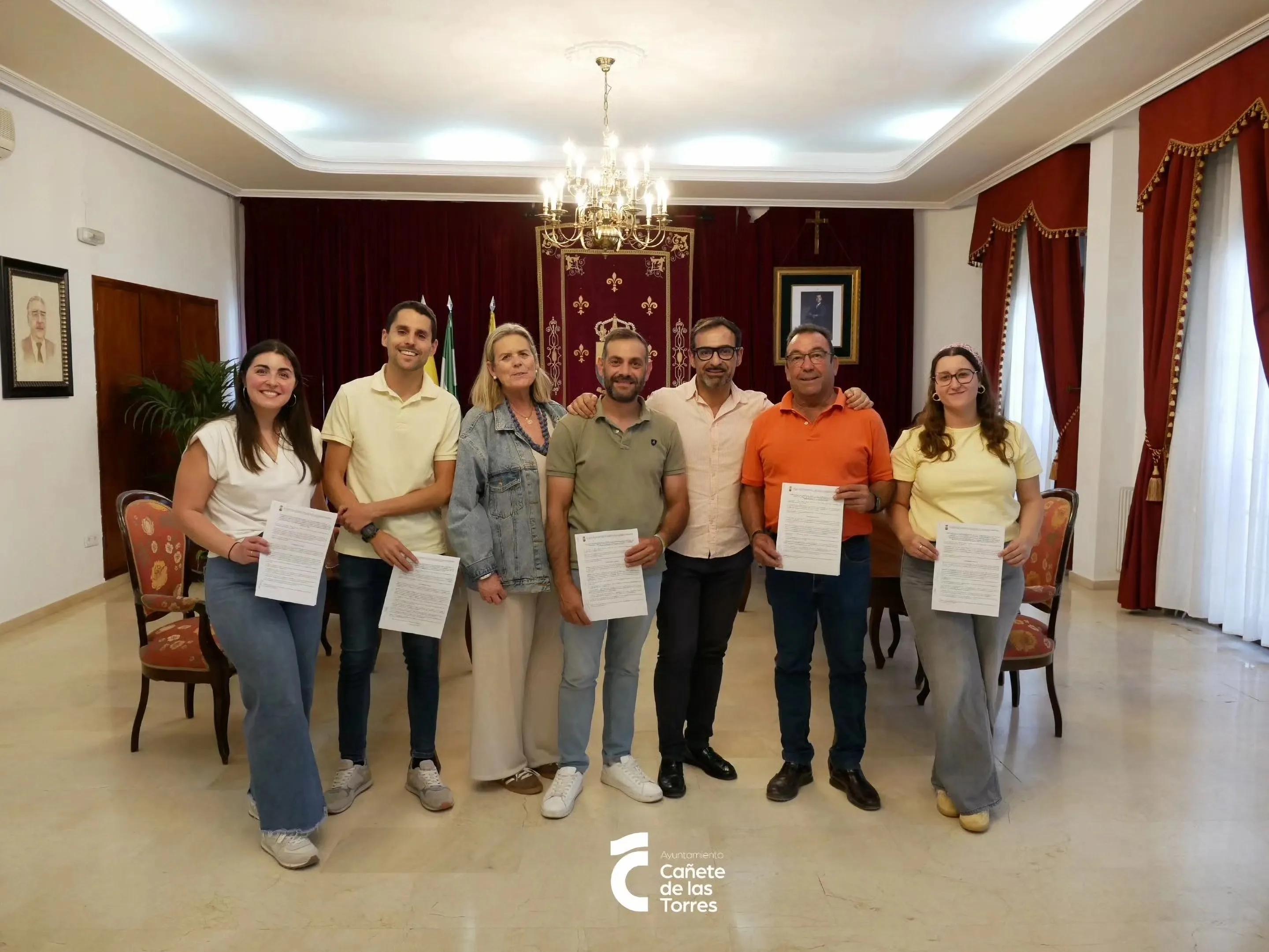 Representantes municipales y de las hermandades durante la firma de los acuerdos en Cañete de las Torres