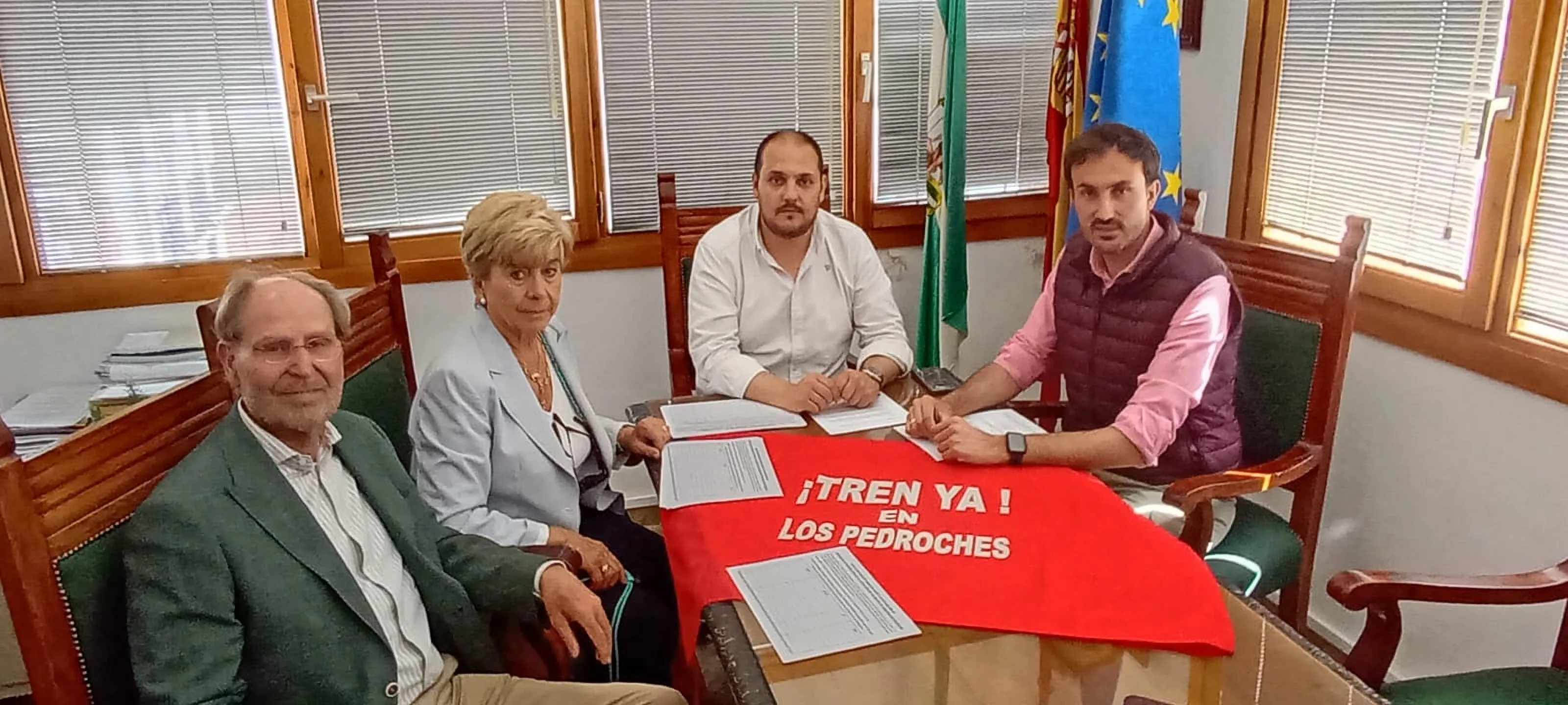 Reunión en el Ayuntamiento de Adamuz entre el alcalde Rafael Moreno, el regidor de Villanueva de Córdoba y miembros de la Plataforma “Que pare el Tren” para recabar apoyos a la declaración de la estación AVE como OSP.