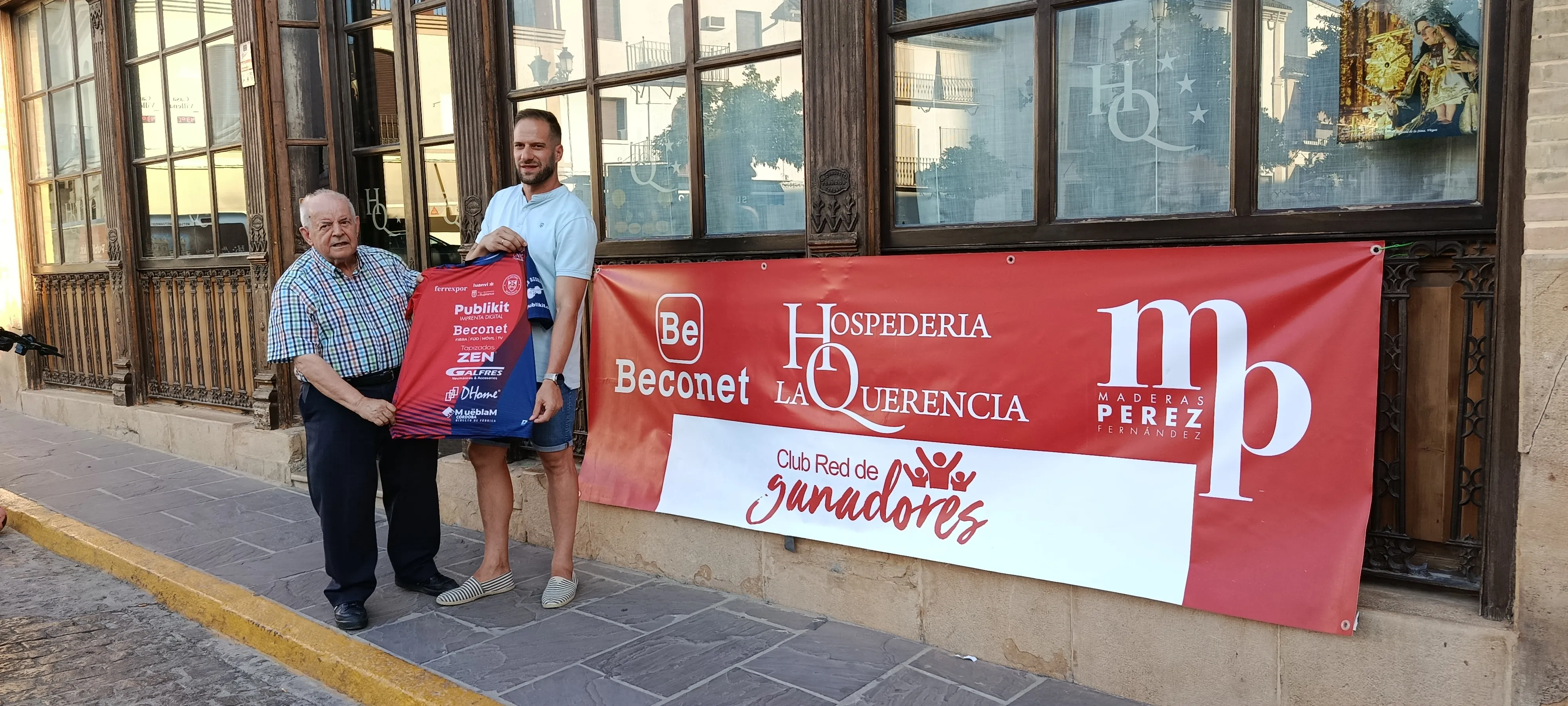 Solano posa con la camiseta del CD Beconet Bujalance FS junto al presidente