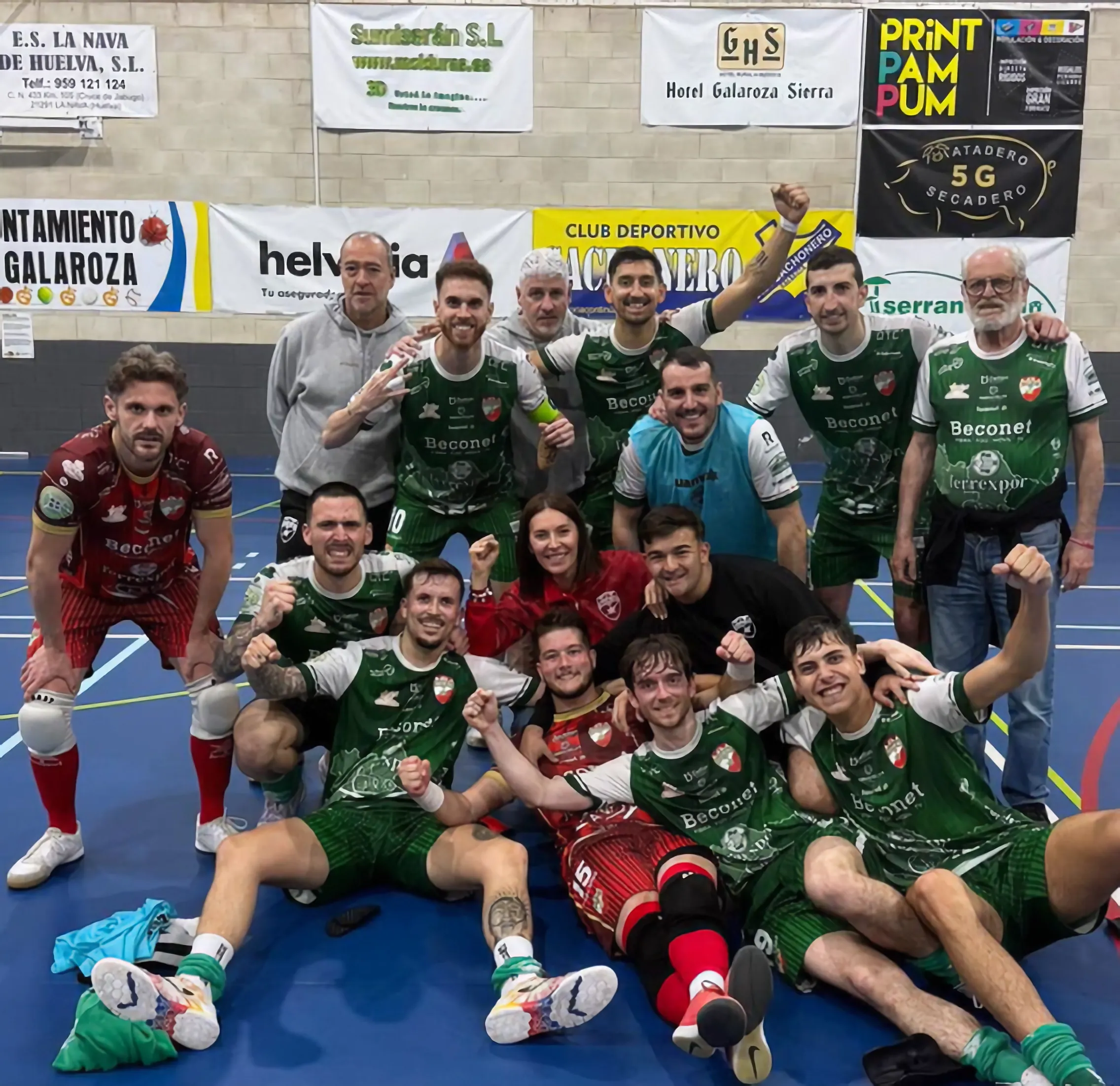 Celebración del Villa del Río Futsal en la cancha del Galaroza