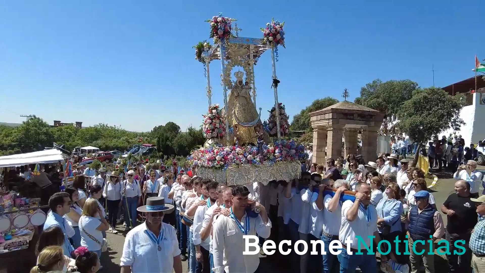 La peregrinación ha estado acompañada por multitud de vecinos y devotos que han recorrido el camino junto a la Patrona