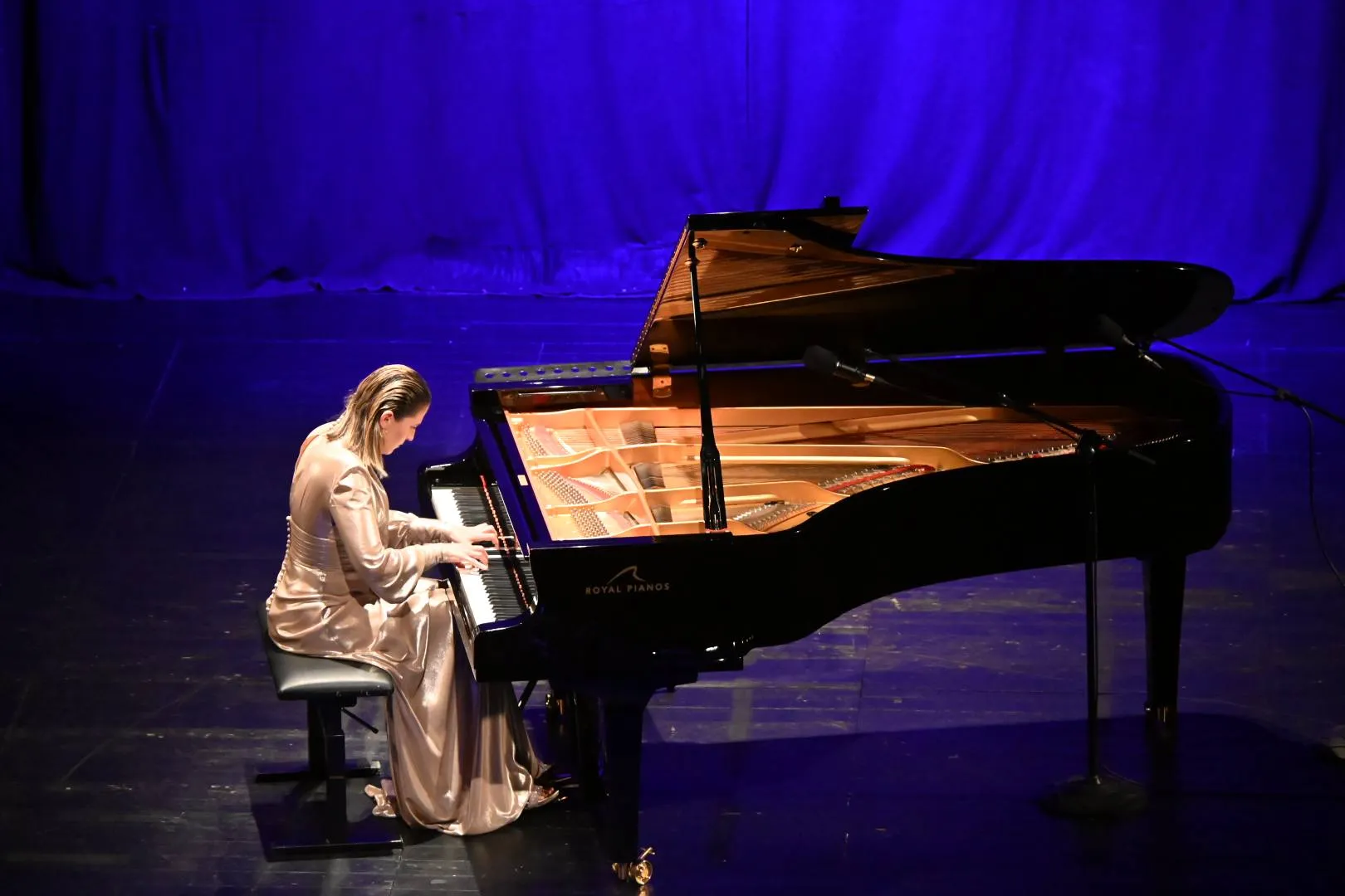 La pianista villarrense María Dolores Gaitán durante su actuación en el Teatro Municipal Olimpia de Villa del Río, en el concierto “Alhajas. Piano inspirations from Al-Ándalus”.