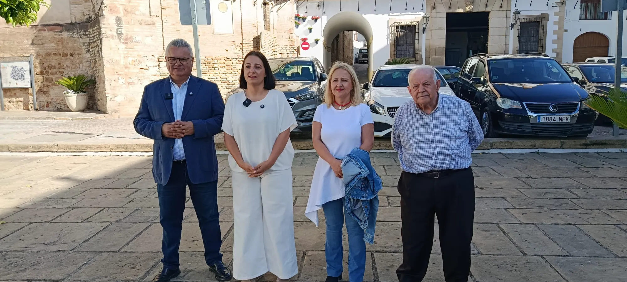 Representantes del PSOE de Bujalance junto a Esteban Morales durante la comparecencia sobre la situación de la A-306 y su reivindicación como autovía