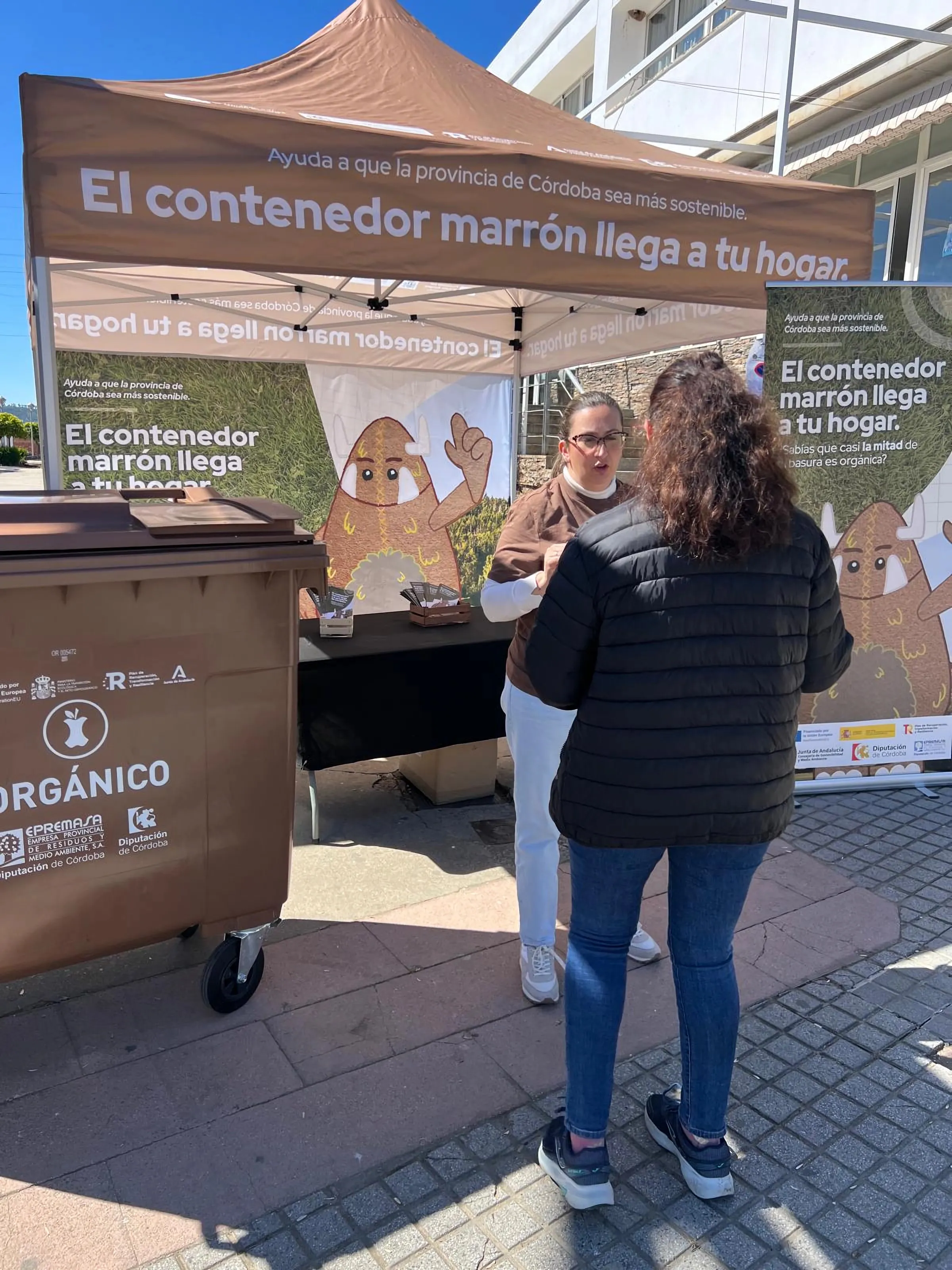 Unidad móvil de la campaña informativa sobre el contenedor marrón durante su recorrido por municipios de la provincia para fomentar el reciclaje de residuos orgánicos.