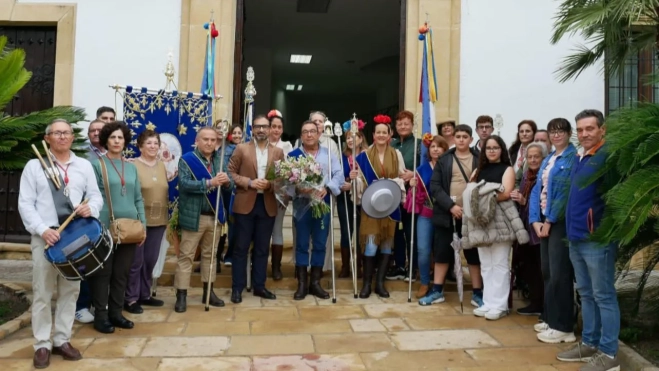 Fieles de Cañete de las Torres antes de su partida hacia el cerro del cabezo