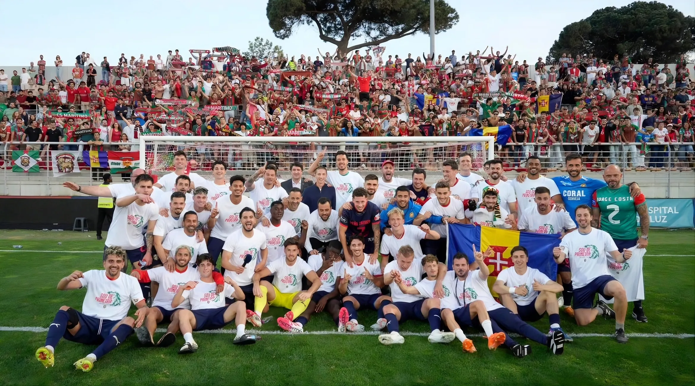 Alfonso Pastor, abajo en el centro, con pantalón amarillo; celebra con el resto de su equipo el ascenso a la primera división portuguesa. Foto: C.S. Maritimo