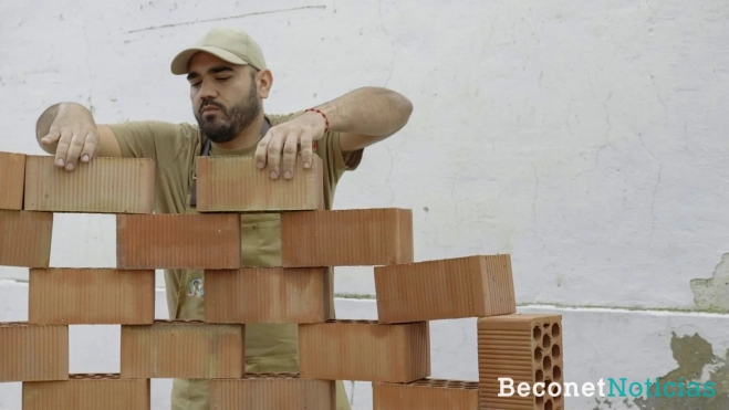 Carlos Andrés López Acosta lleva la luz y la superación a la calle Sevilla.