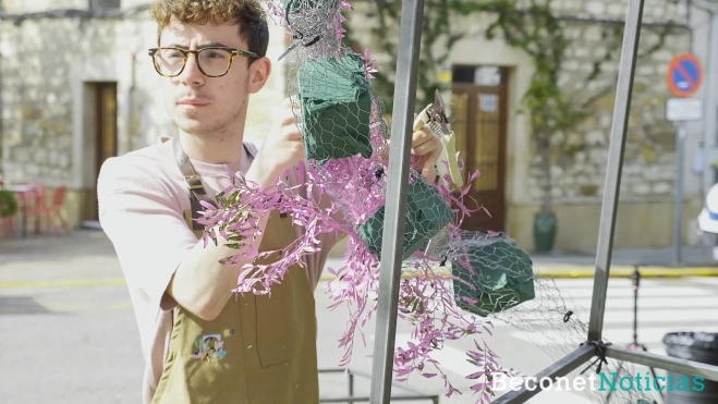 Francisco Sánchez crea el photocall del festival en el entorno del Ayuntamiento.