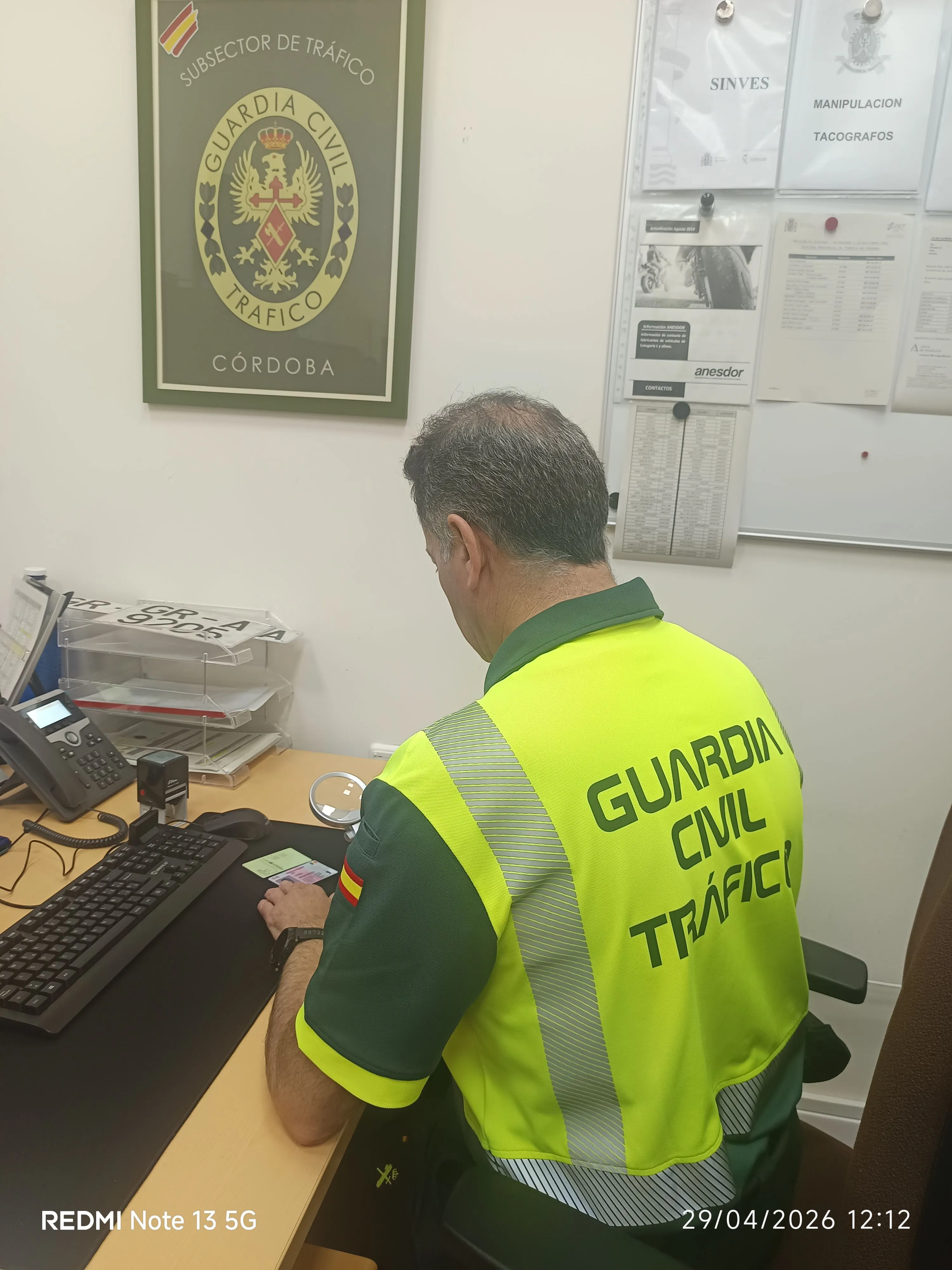 Un agente de la Guardia Civil de Tráfico, en una imagen de archivo relacionada con labores de control e inspección. Foto: Guardia Civil