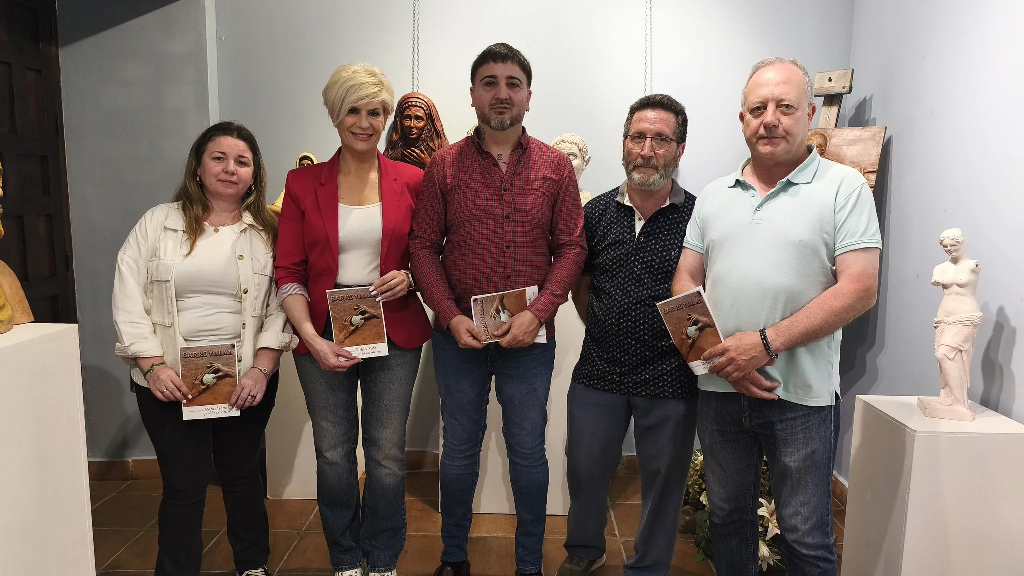 Rafael Polo Melendo y autoridades durante la inauguración de su exposición “Barro y Alma” en el Museo Histórico “Casa de las Cadenas”.