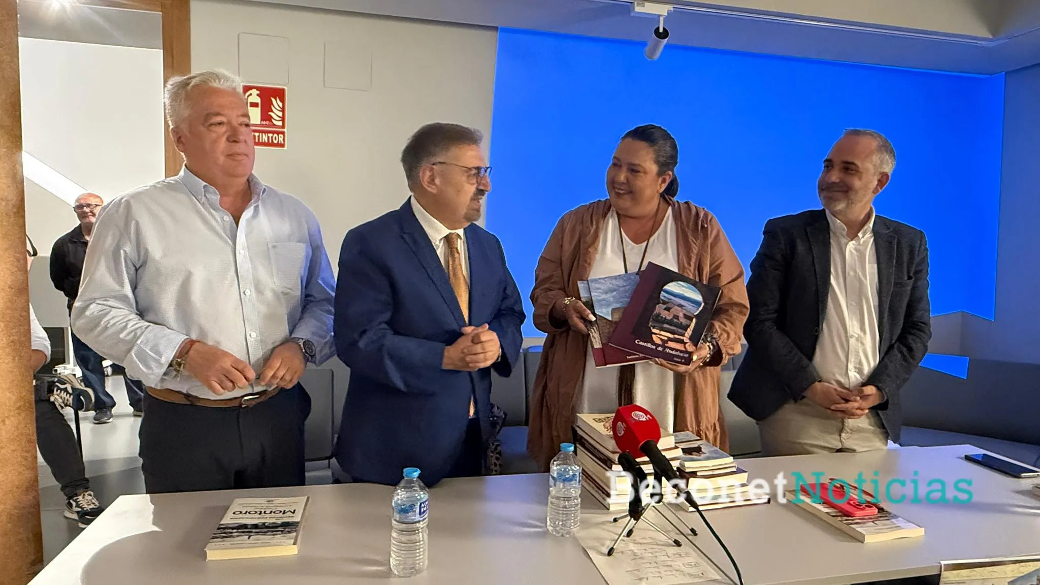 José Ortiz García junto a autoridades civiles en la presentación de su nueva obra