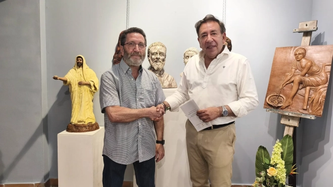 Rafael Polo junto al alcalde Jesús Morales en el acto de donación