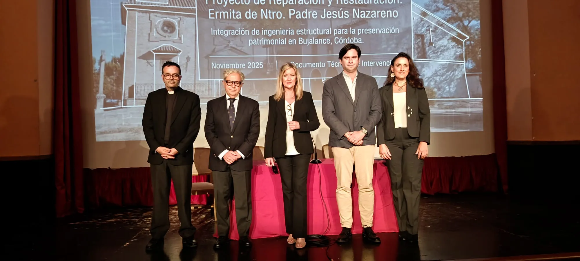 Autoridades civiles y eclesiásticas durante la presentación del proyecto de restauración de la ermita de Nuestro Padre Jesús Nazareno en Bujalance.