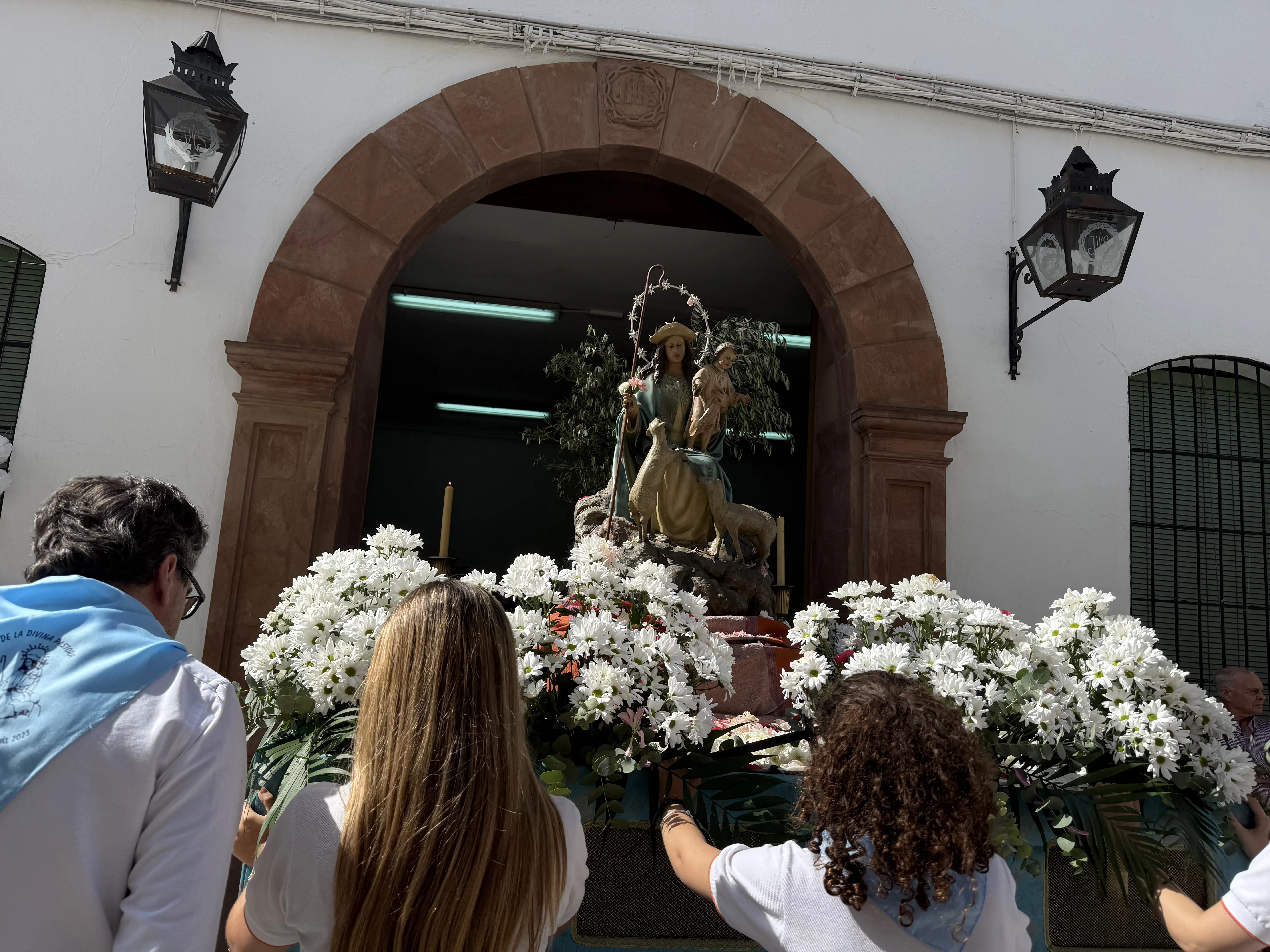 La comunidad educativa y religiosa del colegio Divina Pastora ha celebrado la tradicional procesión de San Francisco de Asís y la Virgen de la Divina Pastora