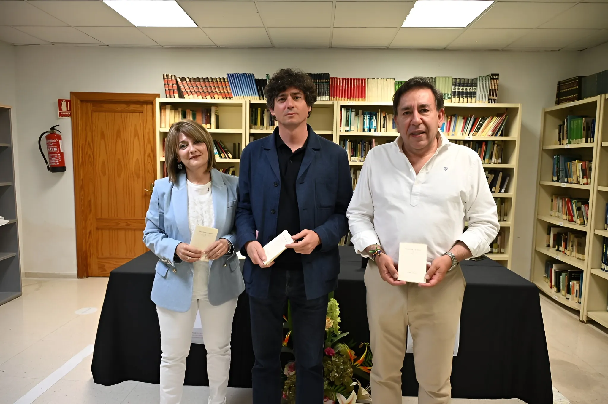 El poeta Juan Antonio Bernier durante la presentación de su poemario en la Biblioteca Municipal de Villa del Río con motivo del Día del Libro.