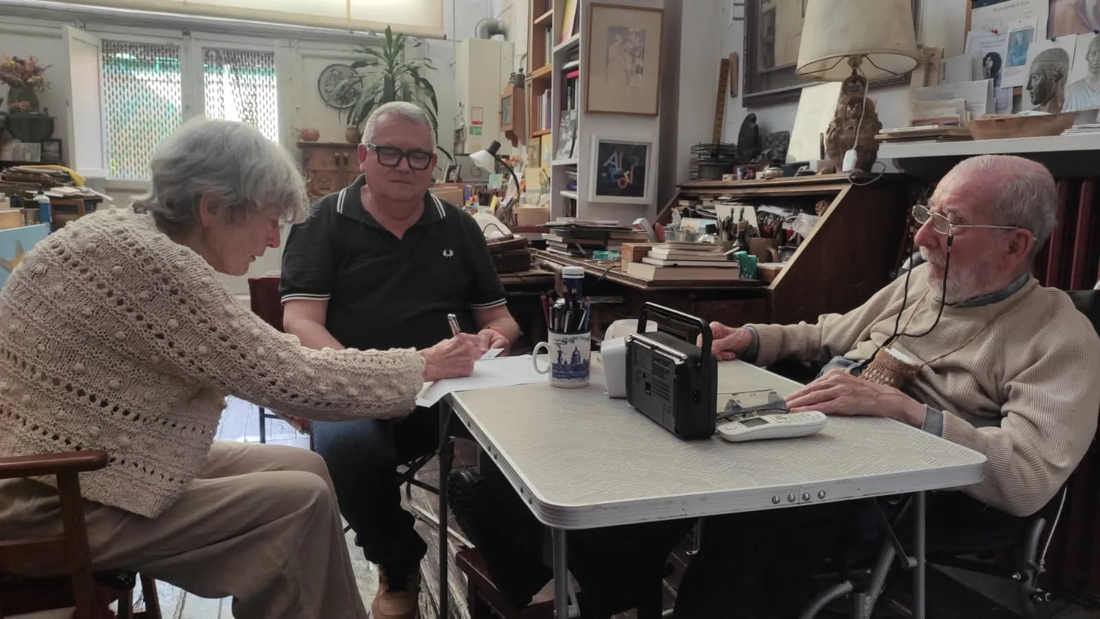 Momento de la firma de la cesión de obras de Manuel Alcorlo para su futura exposición permanente en la Casa de las Cadenas de Villa del Río