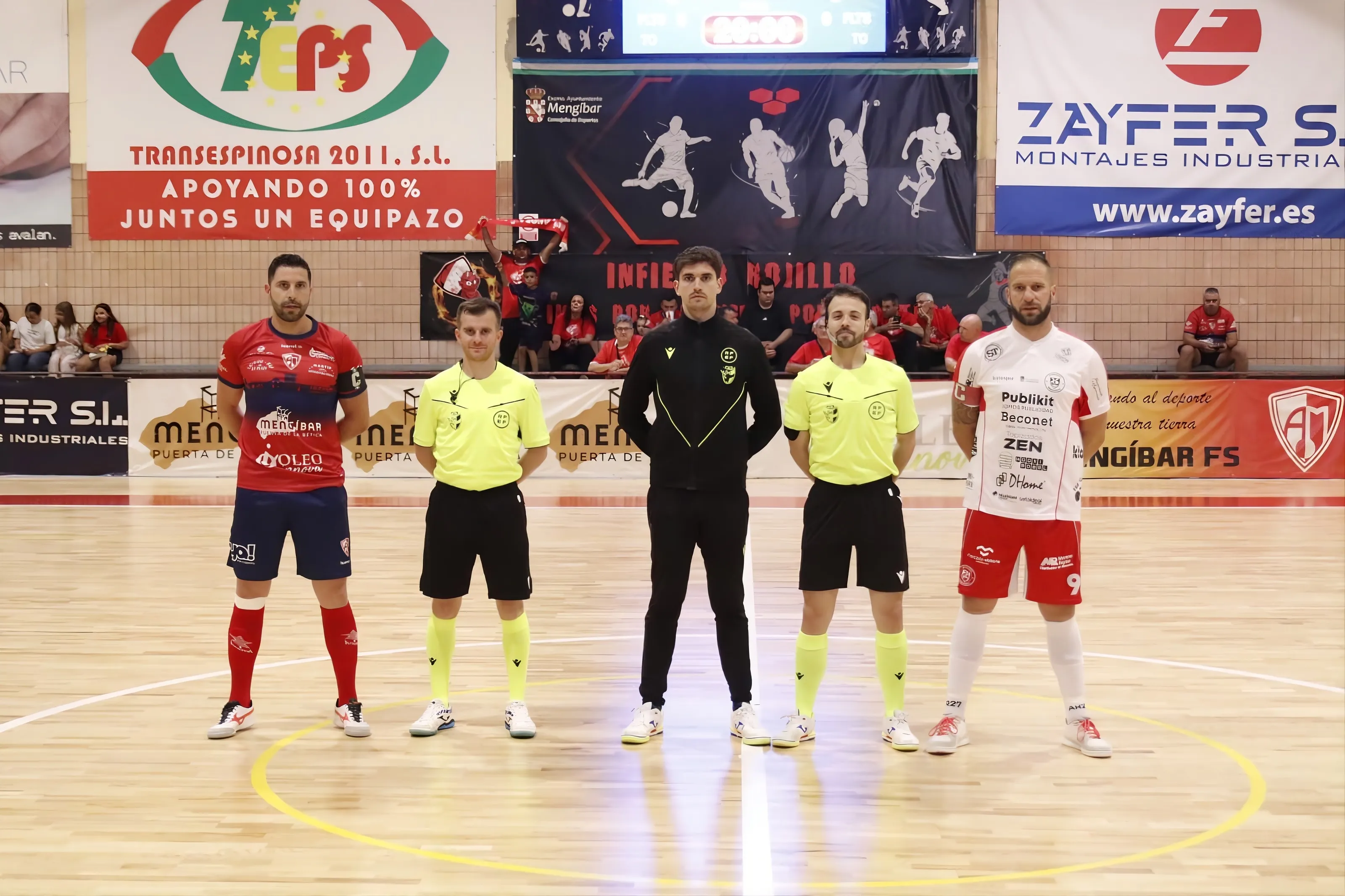 Capitanes del Mengíbar y Bujalance junto con el trío arbitral antes del comienzo del partido