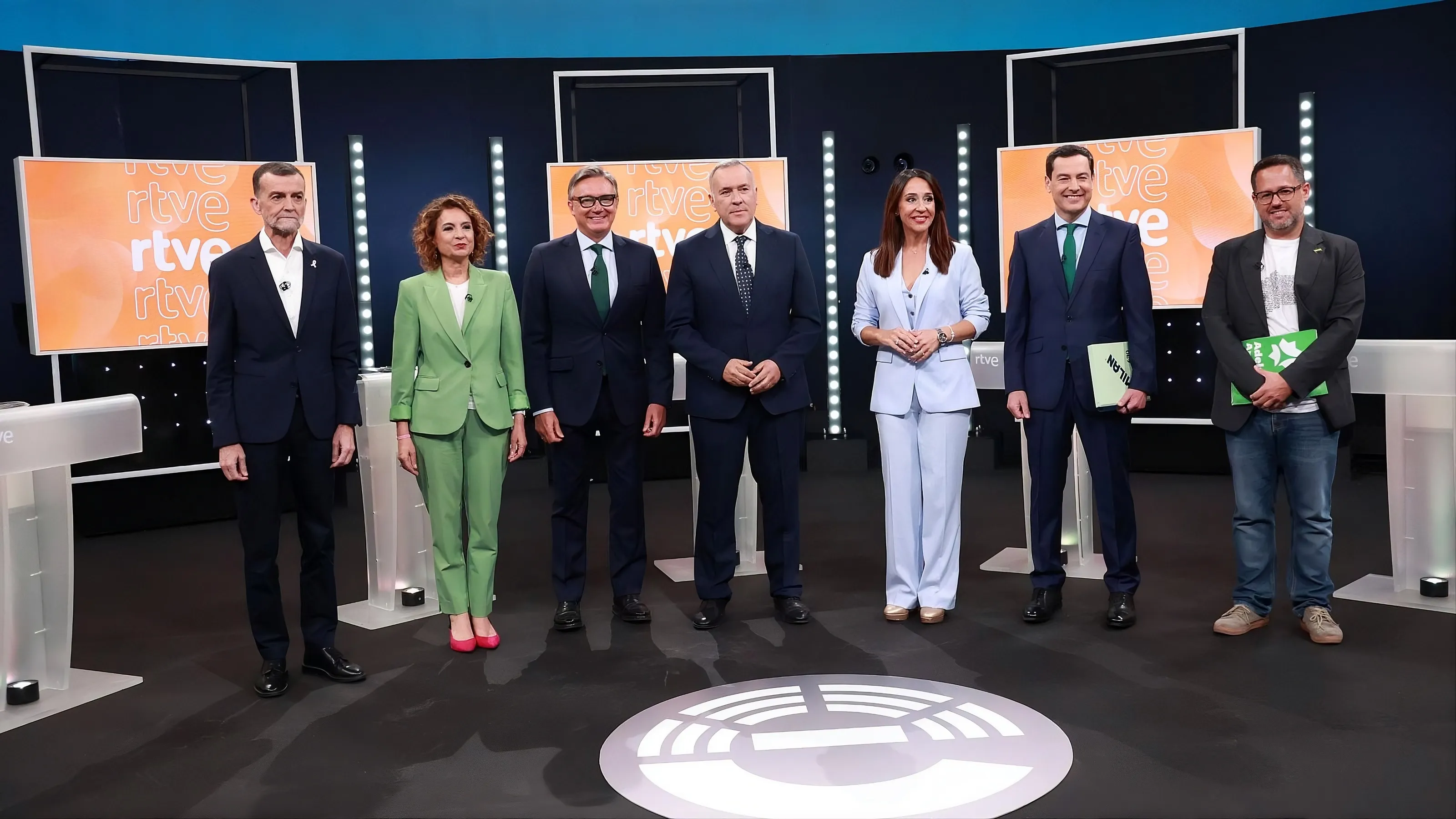 Los candidatos a la presidencia de la Junta de Andalucía junto a los moderadores del debate. Foto: RTVE