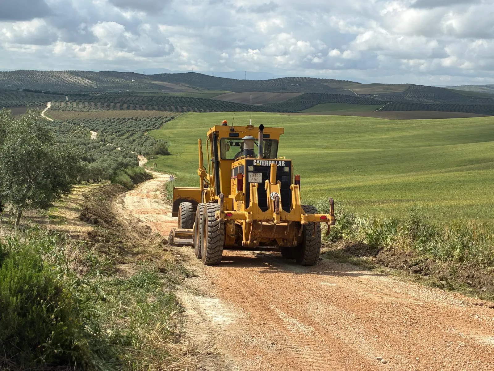 Trabajos de mejora y acondicionamiento en el camino de la Romería de San Isidro Labrador en Cañete de las Torres