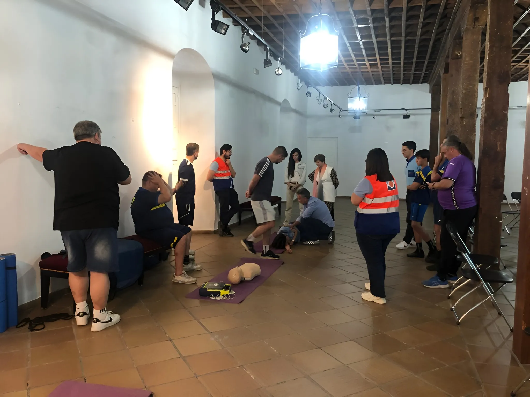 Participantes en un taller de RCP y primeros auxilios durante una jornada formativa en el ámbito deportivo, centrada en la actuación ante emergencias.