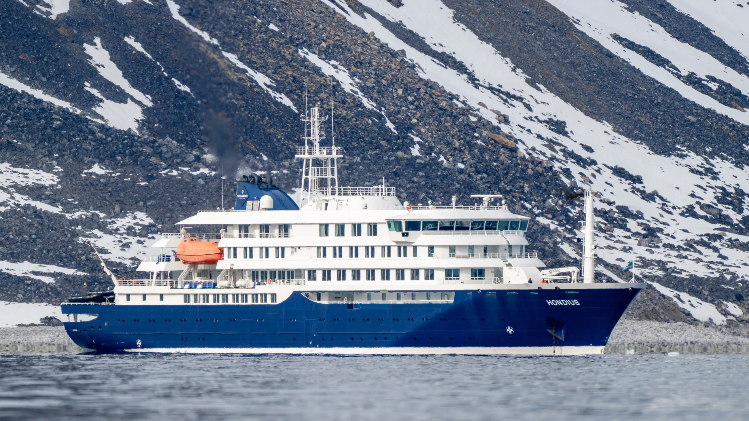 Vista del MV Hondius, el crucero de expedición donde se ha detectado el brote de hantavirus. Foto: Stefan Brending, Licencia de Creative Commons