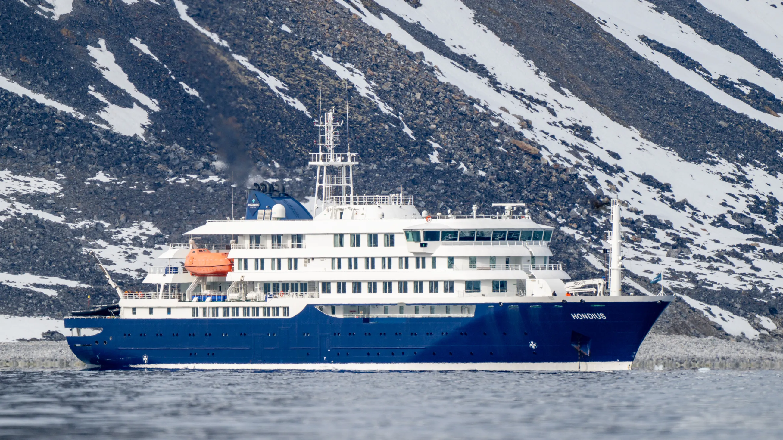 Vista del MV Hondius, el crucero de expedición donde se ha detectado el brote de hantavirus. Foto: Stefan Brending, Licencia de Creative Commons