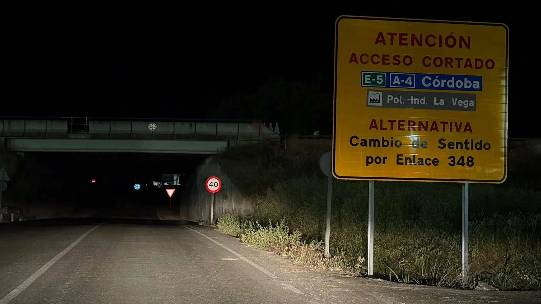 Cartel que indicaba el corte de acceso al polígono de la vega de Villa del Río